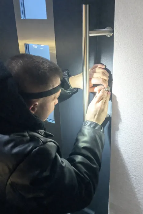 Schlüsseldienst Kimmel beim Lockpicking einer Tür